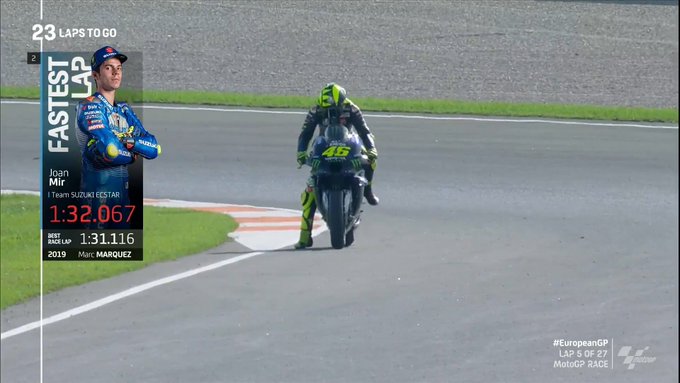 Валентино Росси остановился посреди гонки - его Yamaha M1 просто выключился