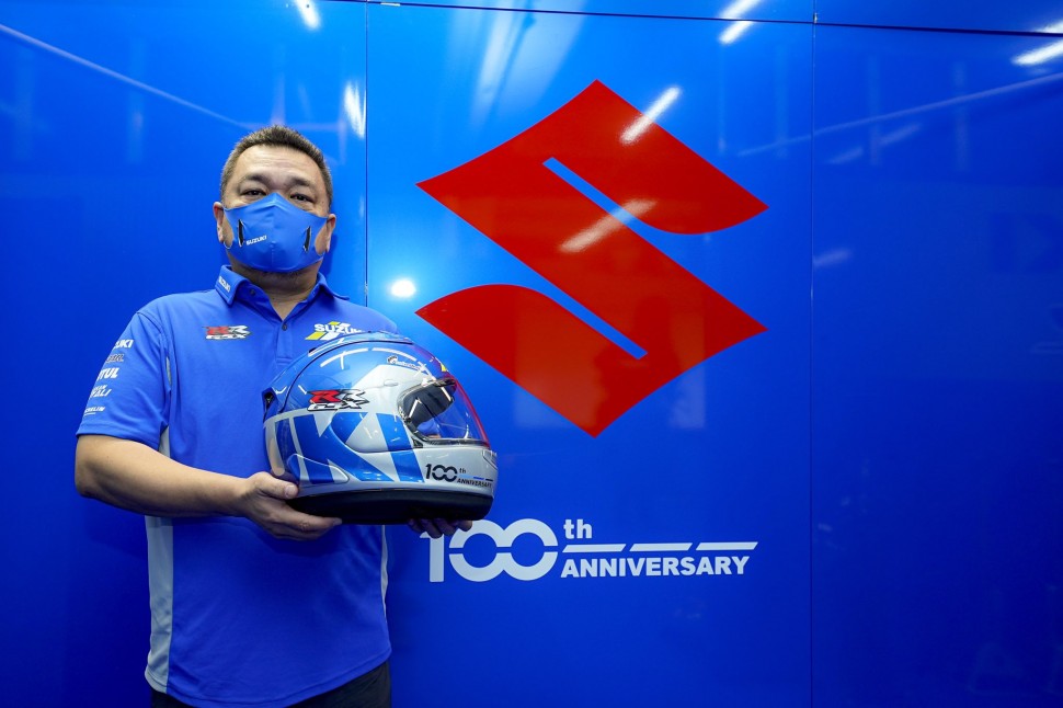Директор Team Suzuki Ecstar Кен Каваюти с юбилейным шлемом Suzuki 100 лет