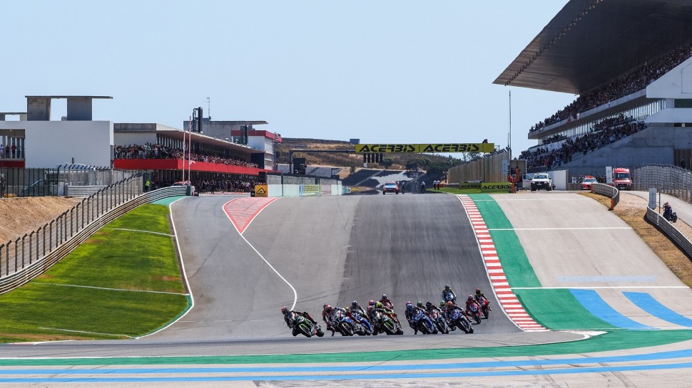 Старт гонки World Superbike в Портимао (2019) - первый поворот: в полный газ под горку!