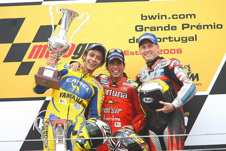 Тони Элиас выиграл Гран-При Португалии в 2006 году, Росси и Кенни Роберт-мл на подиуме