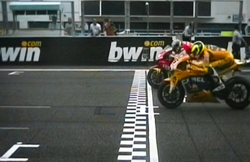 Именно в Эшториле был зафиксирован самый близкий финиш в MotoGP - всего 0.002 секунды между 1-2 место, фото-финиш