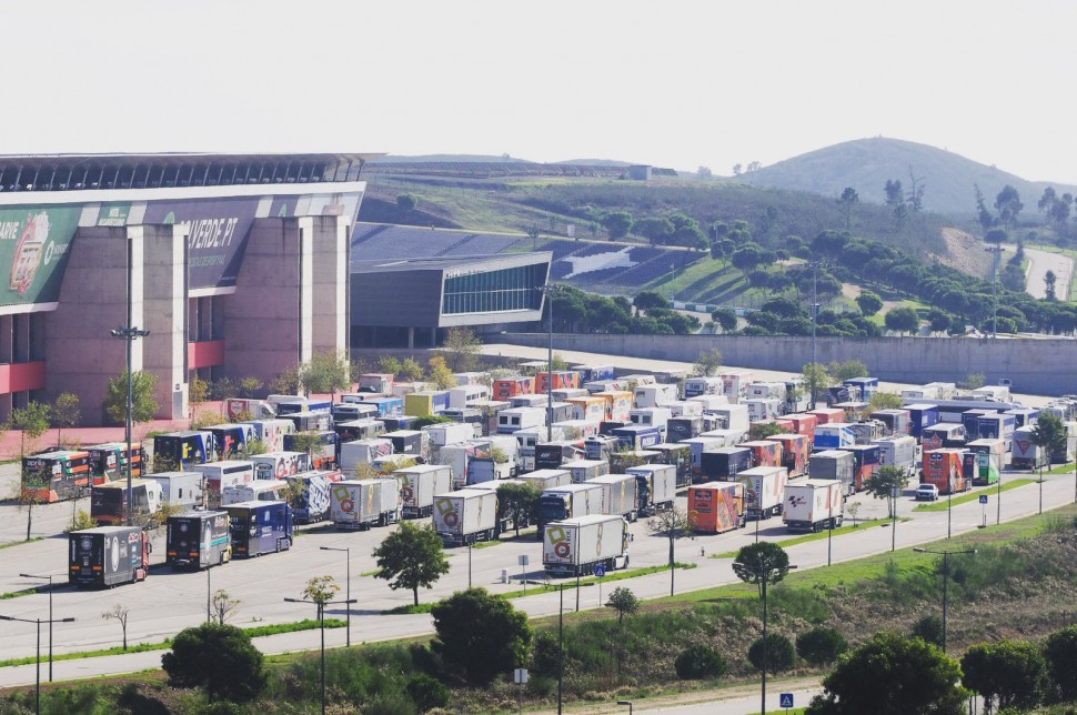 Огромный паддок Autodromo do Algarve накануне Гран-При Португалии MotoGP 2020 года - места хватит всем!