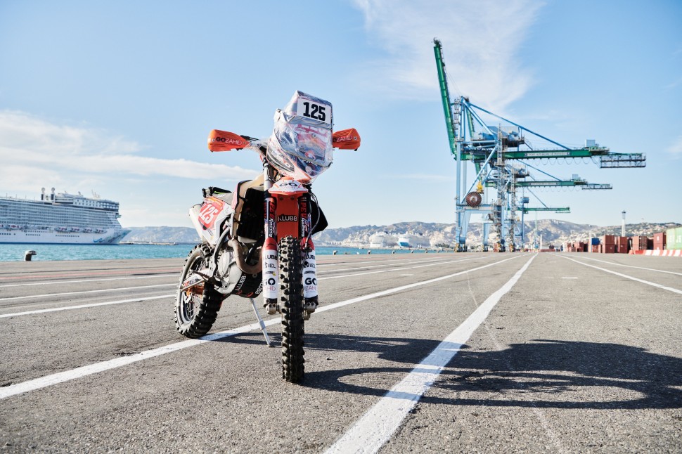 Мотоциклы участников ралли Дакар в порту Марселя
