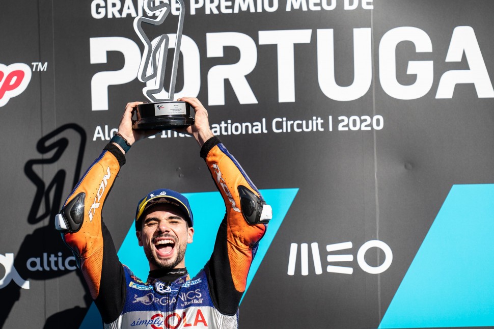 Мигель Оливера выигрывает Гран-При Португалии по MotoGP буквально в одни ворота