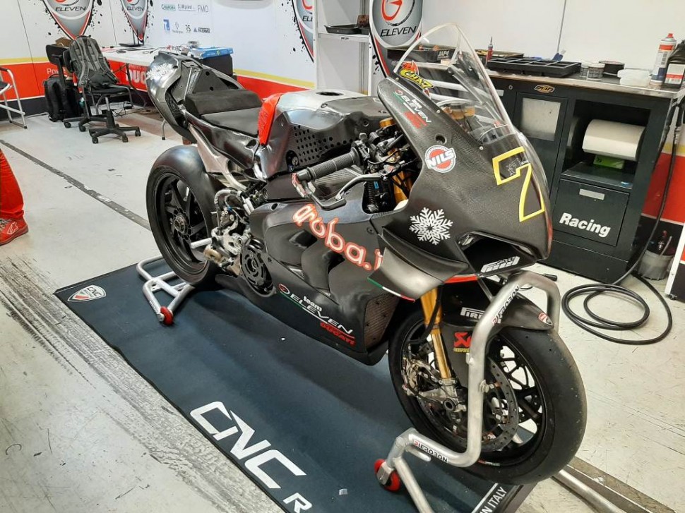 Ducati Panigale V4R Чаза Девиса в гараже Team GoEleven, Circuito de Jerez