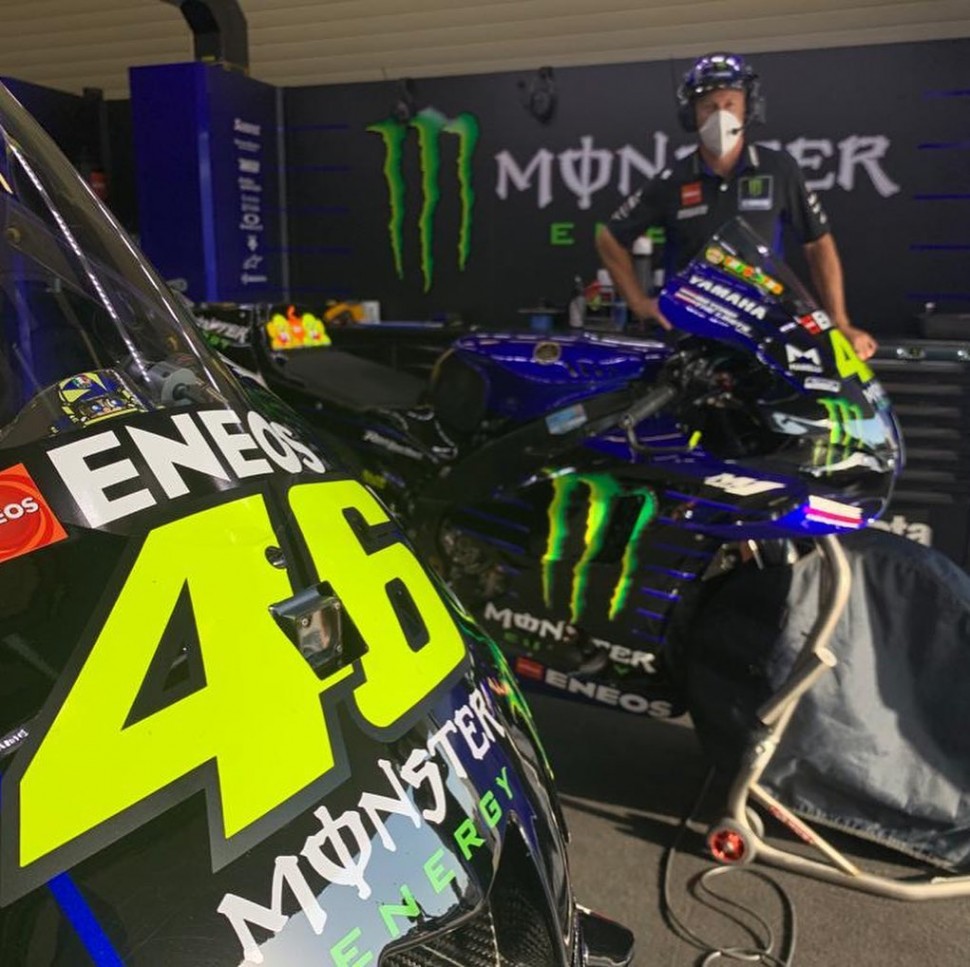 Брент Стивенс в гараже Monster Energy Yamaha MotoGP - но Росси рядом нет, у него Covid-19...