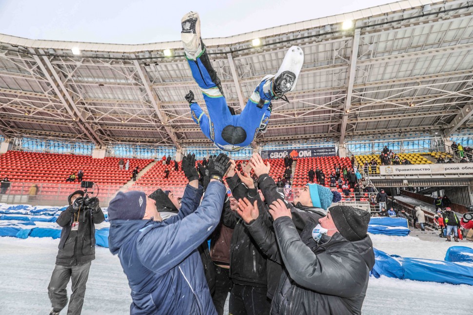 Команда качает Динара Валеева после победы в чемпионате мира 2021 года