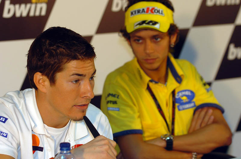 Никки Хейден и Валентино Росси на пресс-конференции Гран-При Валенсии 2006 года