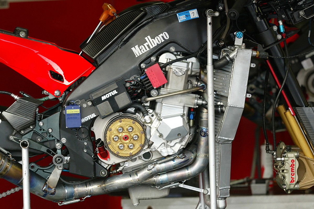 Двигатель и шасси Yamaha YZR-M1 0WM1 с 942-кубовым мотором