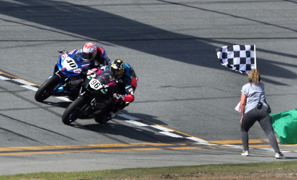 Финиш 79-й Daytona 200: Паасх и Келли пересекают линию почти синхронно