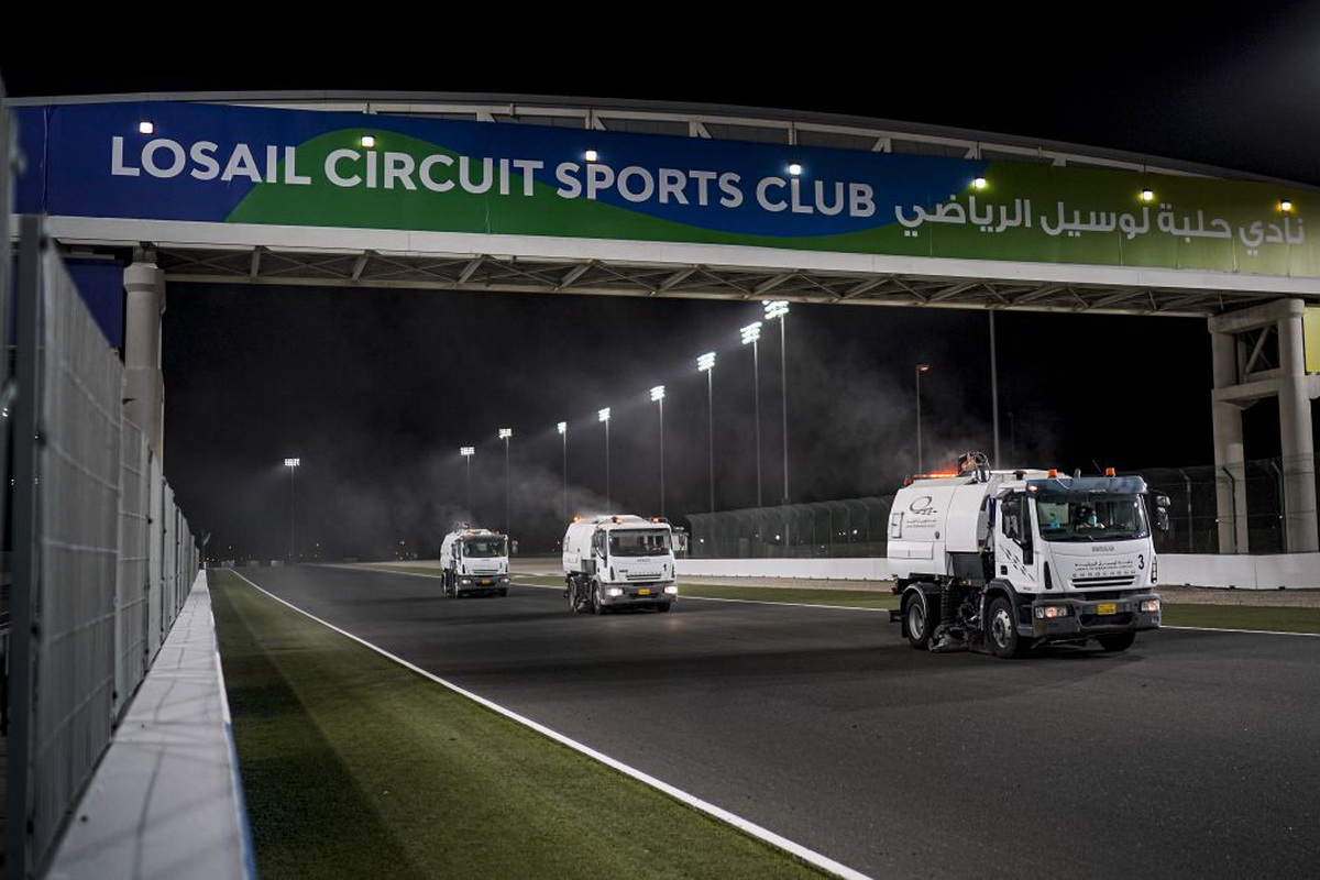 Каждодневая обязательная уборка Losail International Circuit гигантскими пылесосами