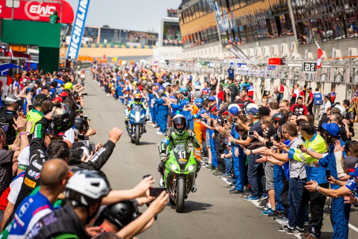 Толпа приветствует своих героев: 24 Heures Motos, победа SRC Kawasaki в 2019