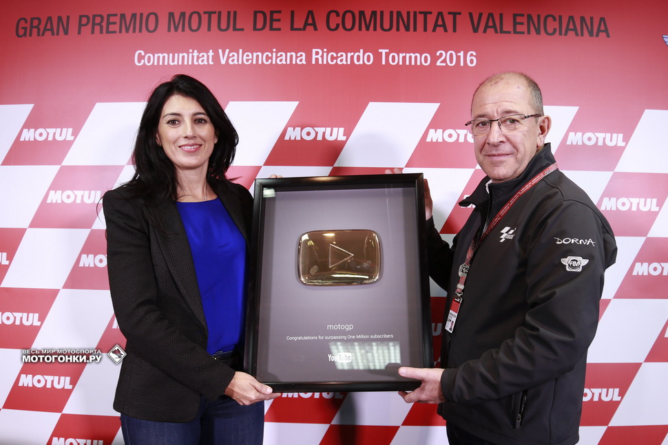 Манель Арройо принимает золотой знак YouTube за 1 млн подписчиков канала MotoGP