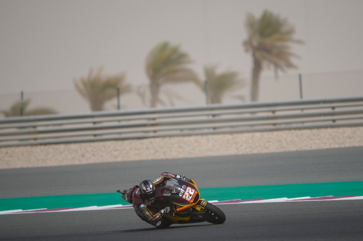 Фотография с квалификации Гран-При Дохи в классе Moto2: штормовой ветер и пыль в воздухе