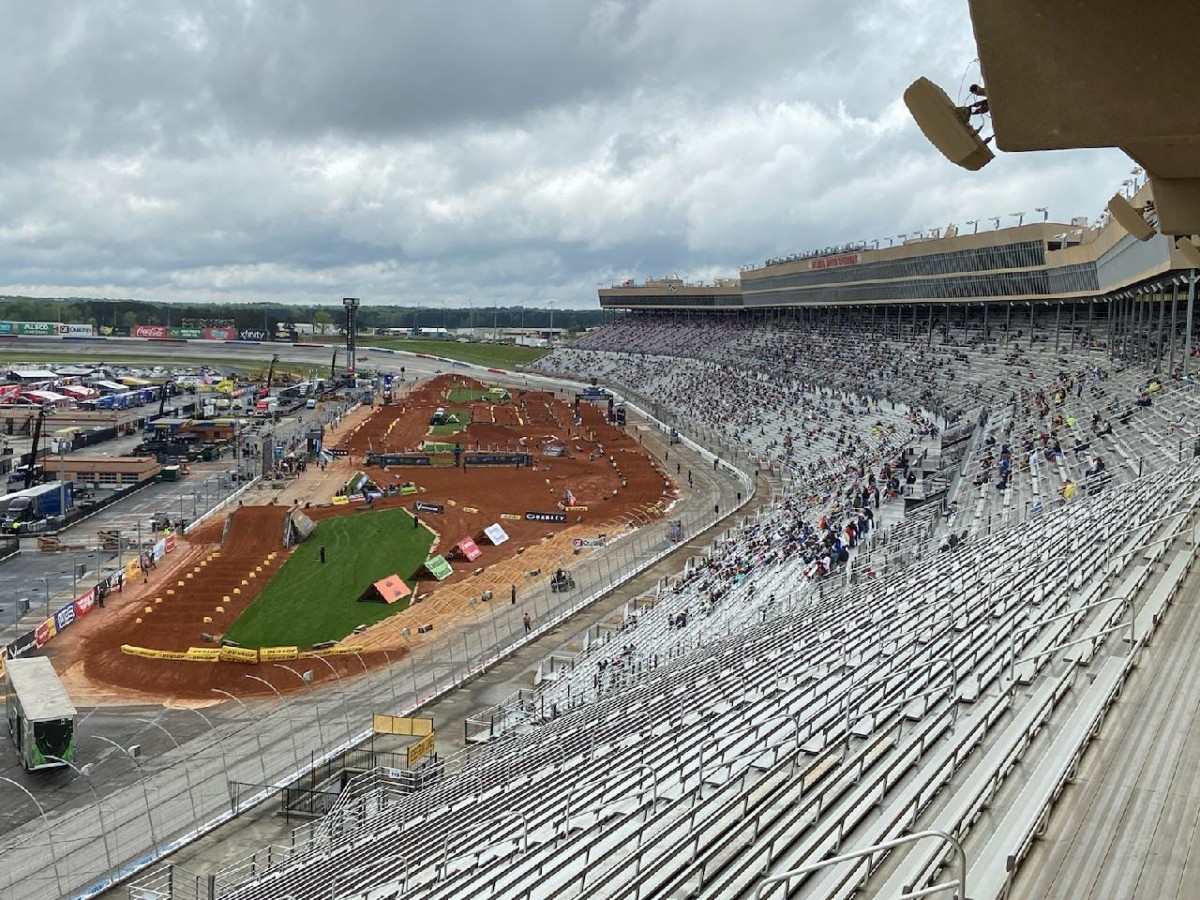 Дом NASCAR - Atlanta Motor Speedway перед началом гонок AMA Supercross