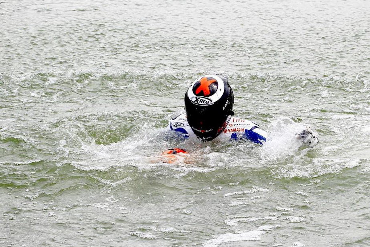 Заплыв Хорхе Лоренцо в дренажном пруду после победы в Гран-При Испании 2010 года