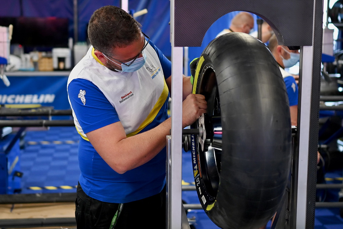 Техник Michelin бортует заднюю покрышку нового поколения Asymmetric Hard