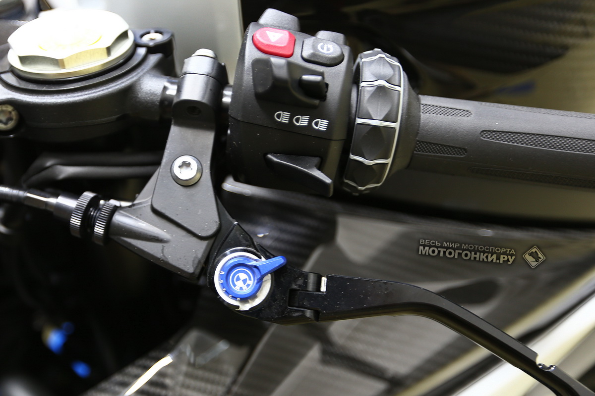 Тест-драйв BMW M 1000 RR (2021): легкая регулировка хода рычагов сцепления и тормоза