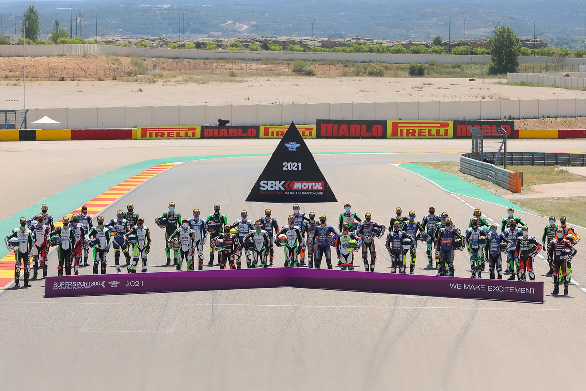 World Supersport 300: Класс 2021 - семейное фото на главной прямой Motorland Aragon