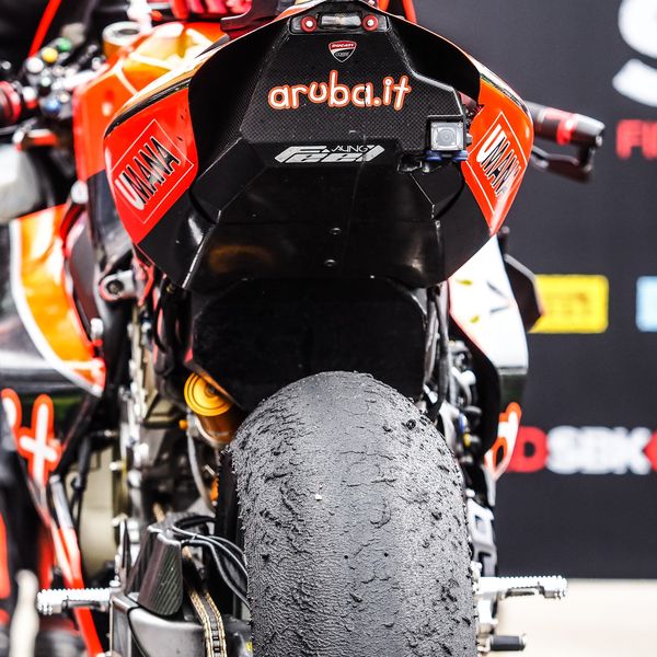 Задний слик Pirelli SCX на Ducati V4R Скотта Реддинга