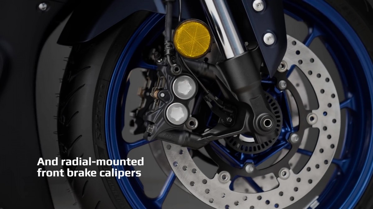Yamaha YZF-R7 сразу же оснащается высокопроизводительными радиальными тормозами и мастер-цилиндром Brembo