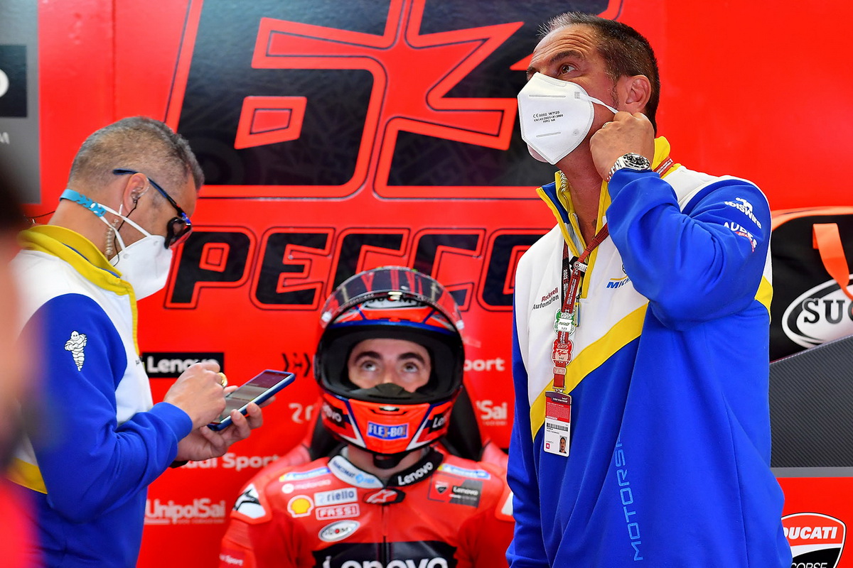 Пьеро Тарамассо, босс программы Michelin Motorsport в боксе Ducati Lenovo Team с Пекко Баньяей