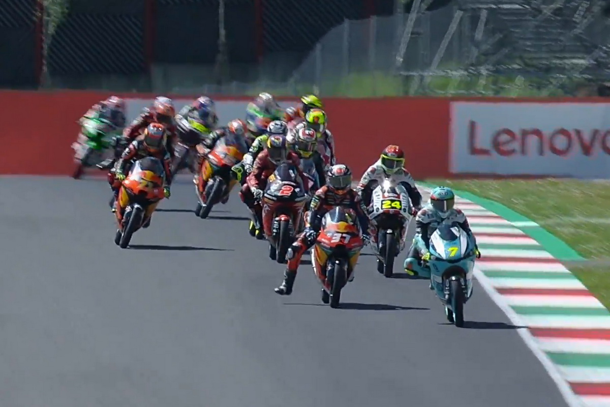 12 пилотов Moto3 боролись за Гран-При Италии со старта до финиша