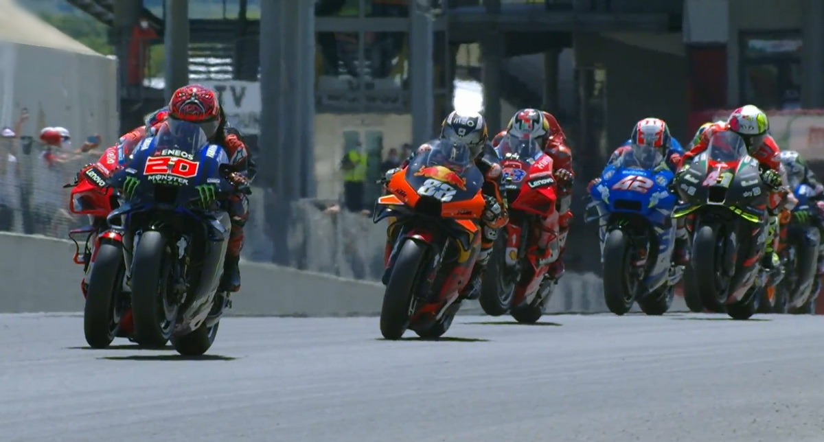 Старт Гран-При Италии, MotoGP - Фабио Куартараро вырывается вперед