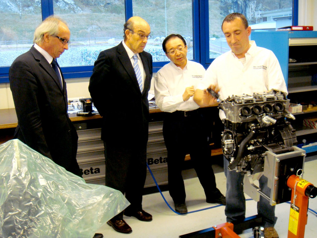 Осаму Гото демонстрирует Кармело Эспелете подготовленные двигатели Honda для Moto2