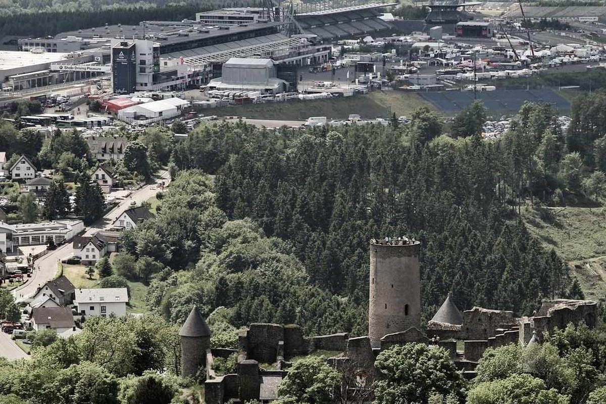 Вид на Nurburgring через замок Нюрбург