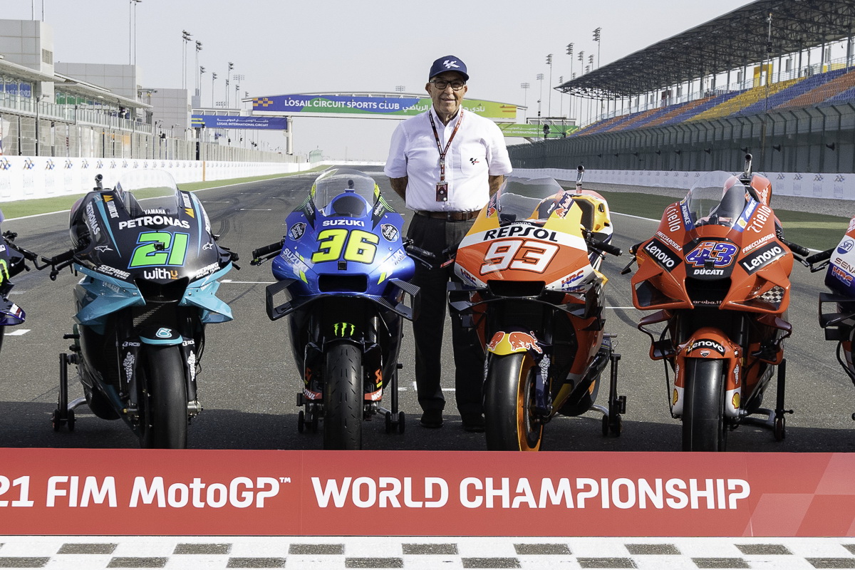 Бессменный вождь и босс MotoGP - президент Dorna Sports Кармело Эспелета на юбилейной фотосессии в Катаре