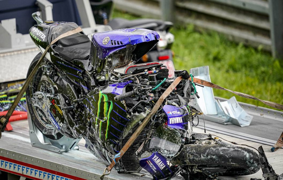Бабах! Yamaha YZR-M1 на скорости под 200 кмч влетел в ограждение 1-го поворота и сломался пополам