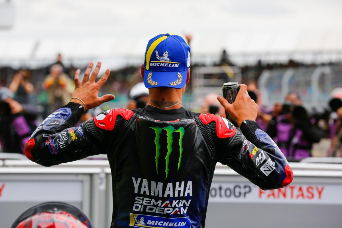 Победа Фабио Куартараро в Сильверстоуне вывела Yamaha в лидеры всех трех зачетов