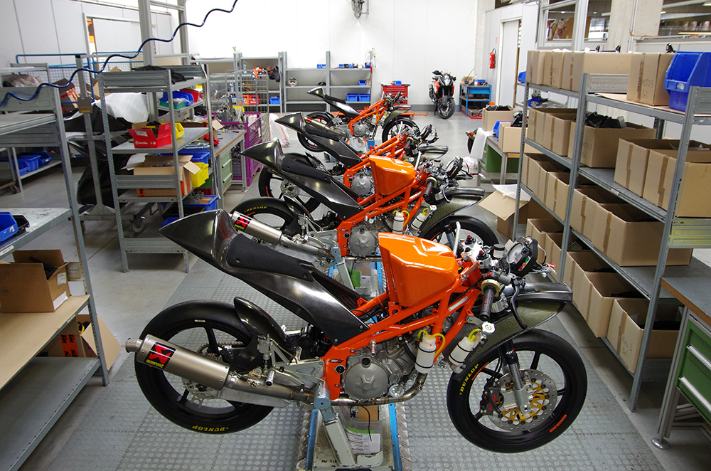 На сборочной линии KTM: прототипы Moto3 собираются пачками