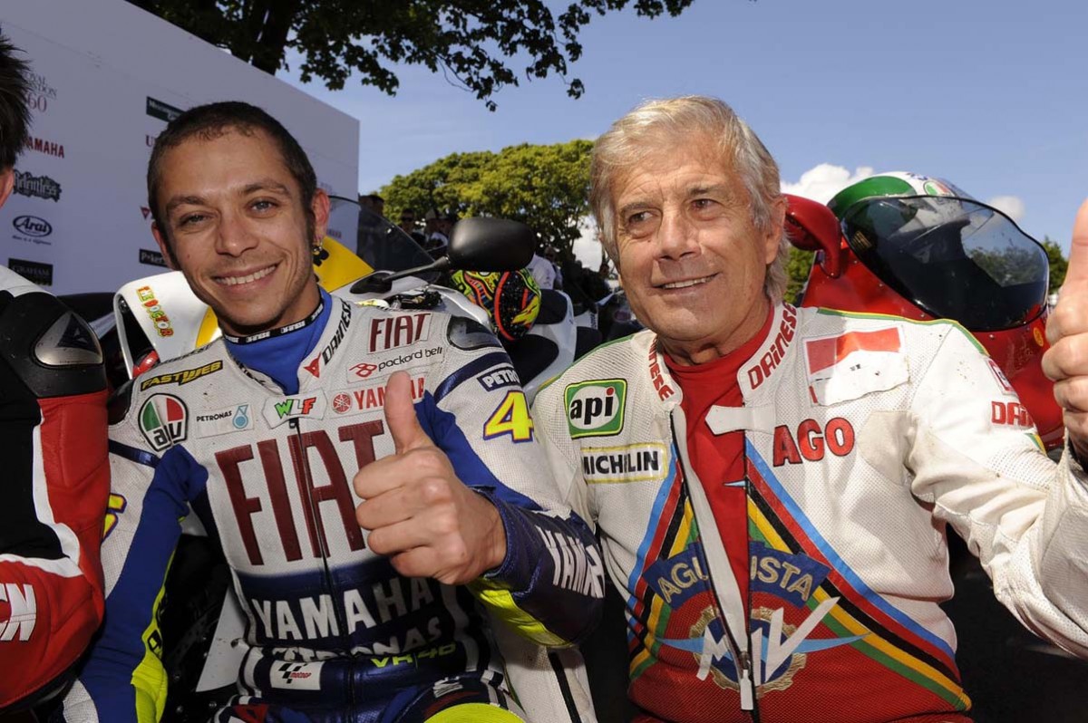 Два величайших мотогонщика всех времен: Валентино Росси и Джакомо Агостини на Isle on Man TT, 2009