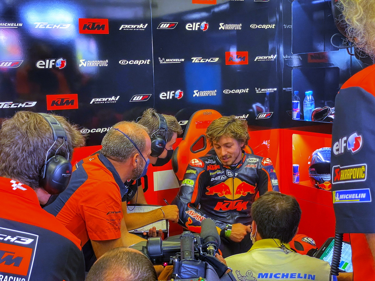 Реми Гарднер обсуждает с инженерами Tech 3 и KTM свои ощущения после первого прохвата на прототипе MotoGP