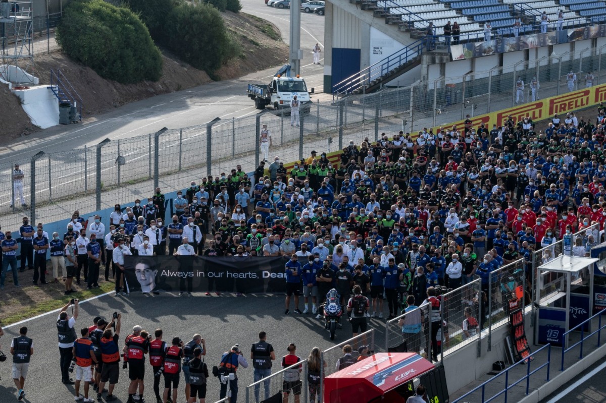 Минута молчания в память о Дине Берте Виньялесе на World Superbike в Хересе