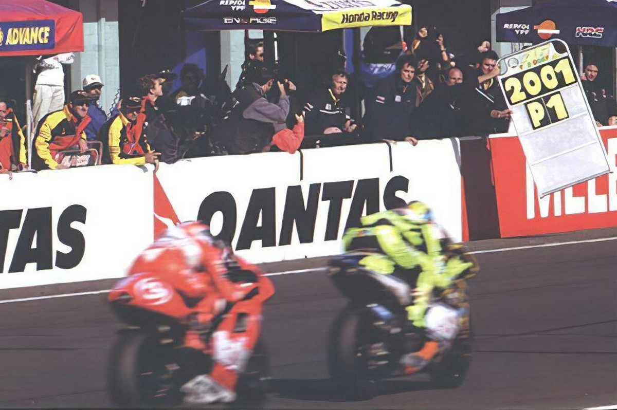 Валентино Росси выиграл Гран-При Австралии 2001 года у Макса Бьяджи ценой в 0.013 секунды