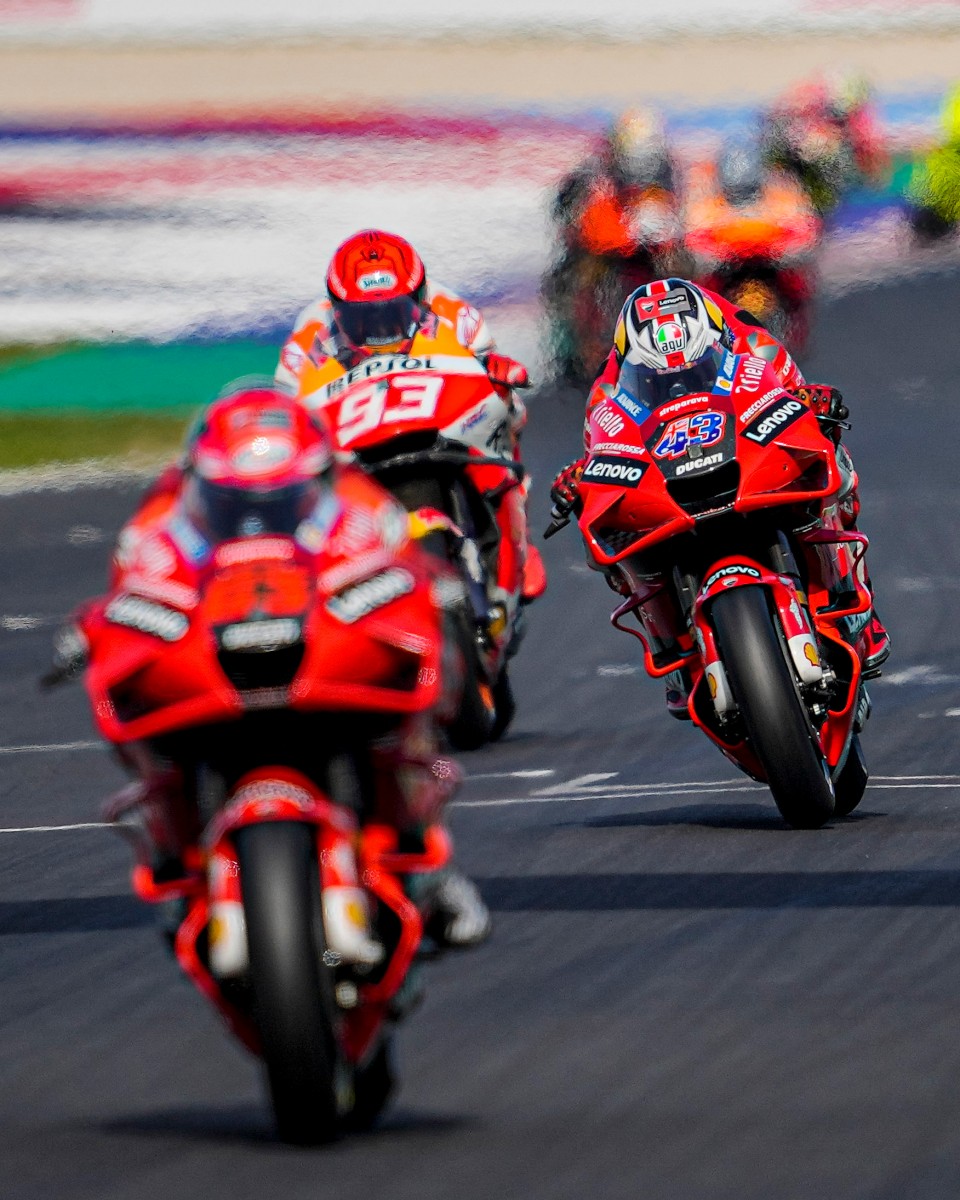 Напарники по заводской команде Ducati пытались сдерживать Маркеса на первых кругах, но не удалось
