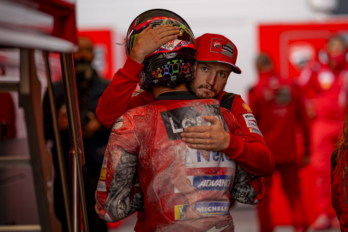 Оба напарника по заводской команде Ducati упали и выбыли из Гран-При Эмильи-Романьи