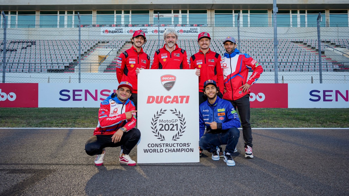 Фото с пилотами Ducati после завершения Гран-При Альгарве и взятия Кубка производителей