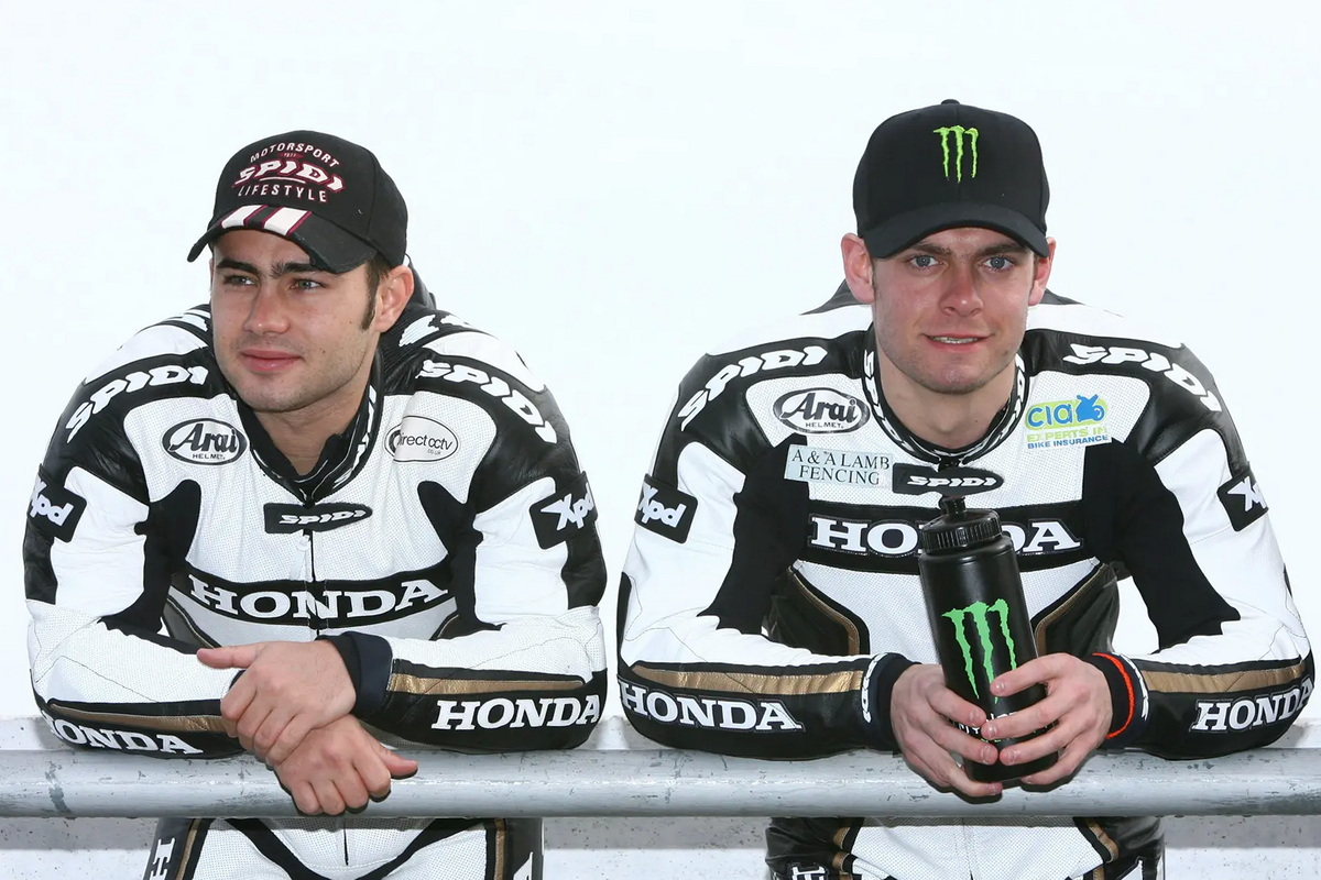 Леон Хезлам и Кэл Кратчлоу в British Superbike (фото MCN)
