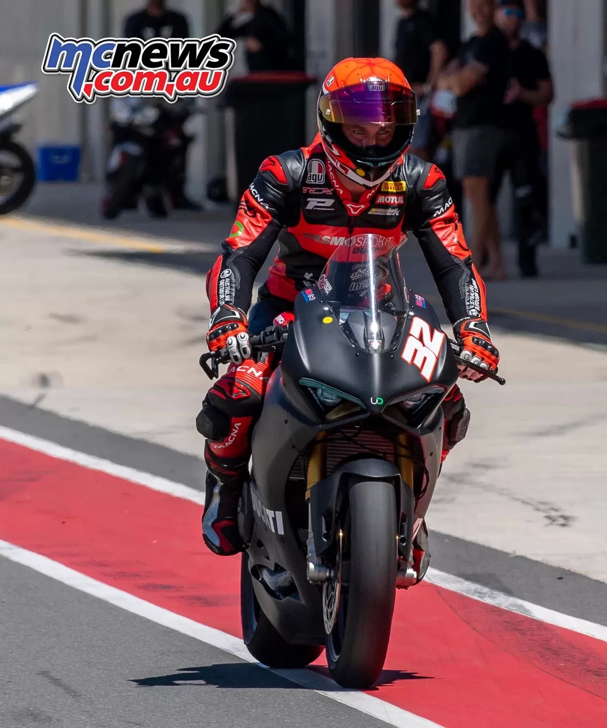 Фотографии mcnews.com.au - Оли Бейлисс и его новый Ducati V2 на тестах в The Bend