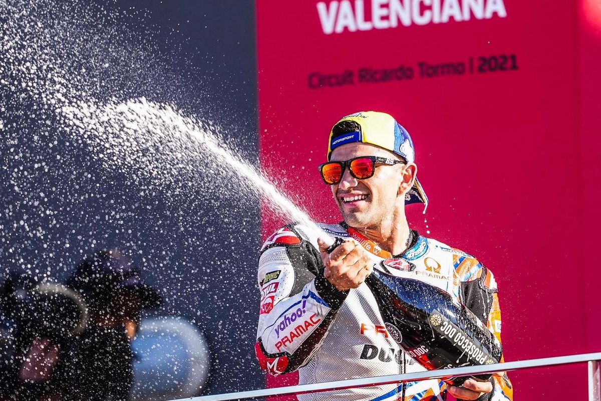 Хорхе Мартин на подиуме Гран-При Валенсии, в 4-й раз с начала дебютного сезона MotoGP