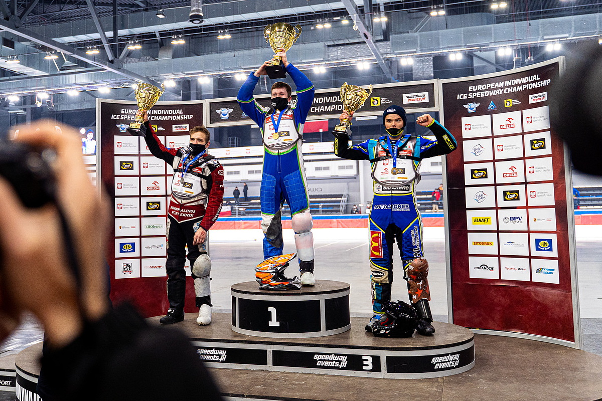 Подиум Чемпионата Европы по мотогонкам на льду 2021 года - Никита Богданов победил!