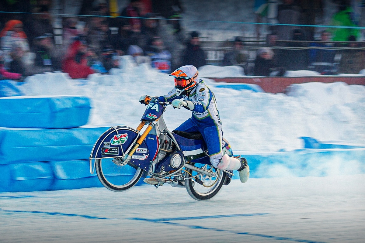 Никита Богданов - чемпион России по мотогонкам на льду 2021-22 года