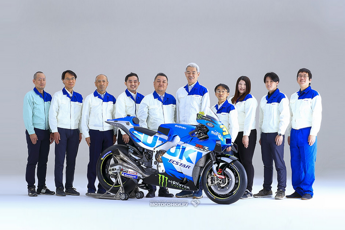 Команда разработчиков Suzuki GSX-RR во главе с Кеном Каваюти и Ситини Сахарой