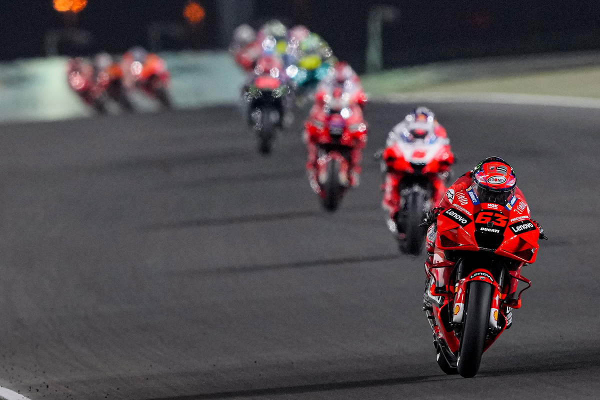 Ducati могут бить соперников на главной прямой, но затем... сплошные проблемы