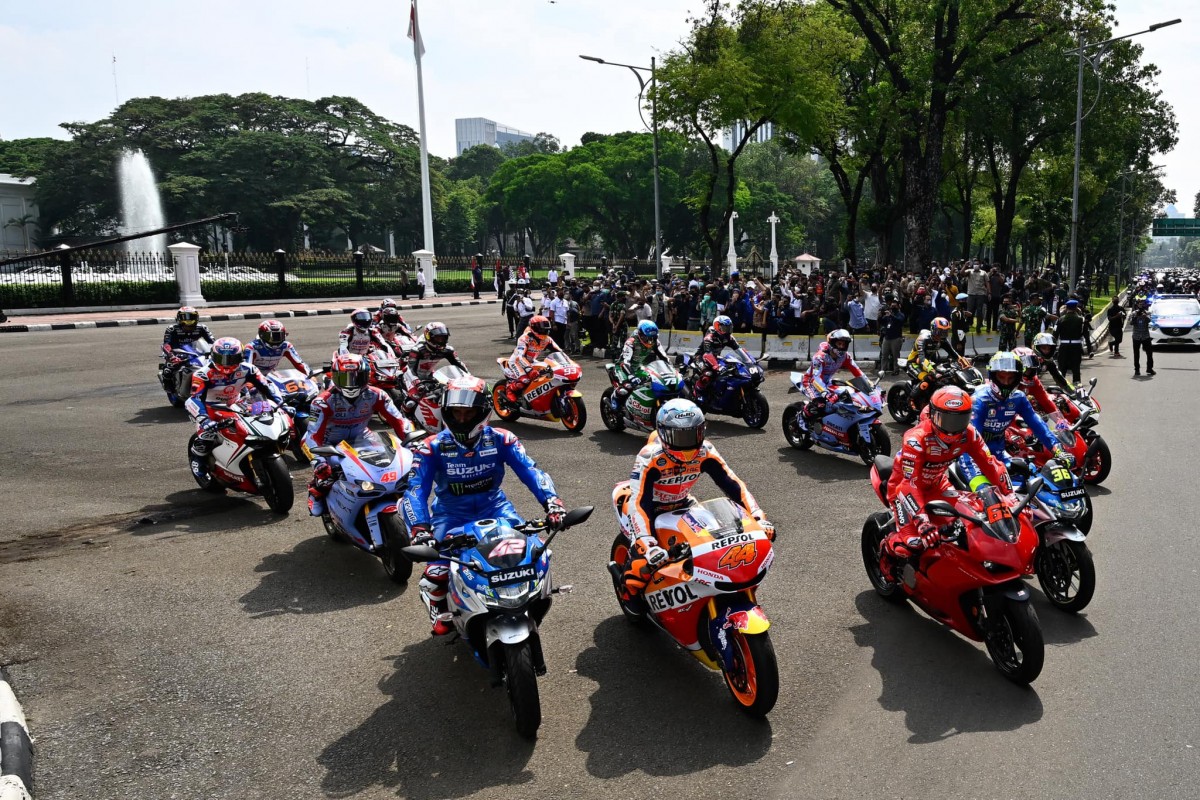Гонщики MotoGP, Moto2 и Moto3 вышли на парад по улицам Джакарты