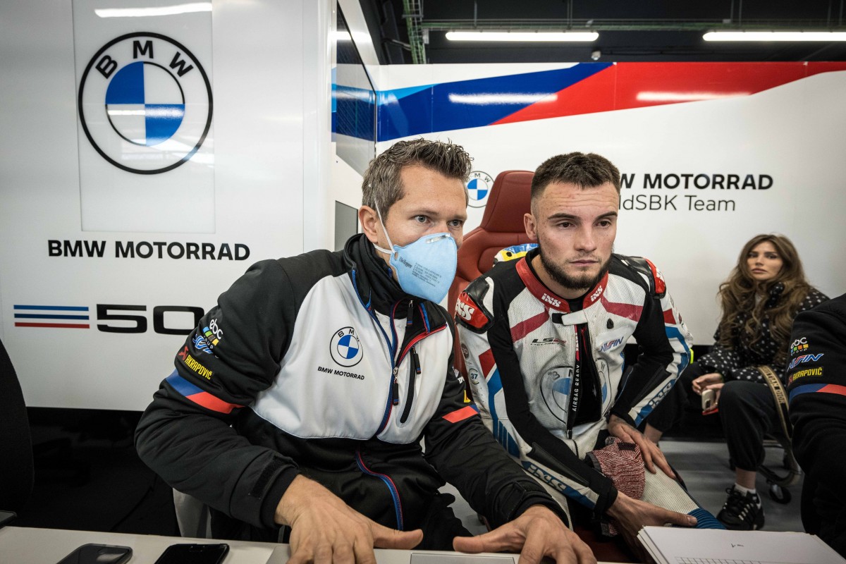 Илья Михальчик в боксе BMW Motorrad Motorsport